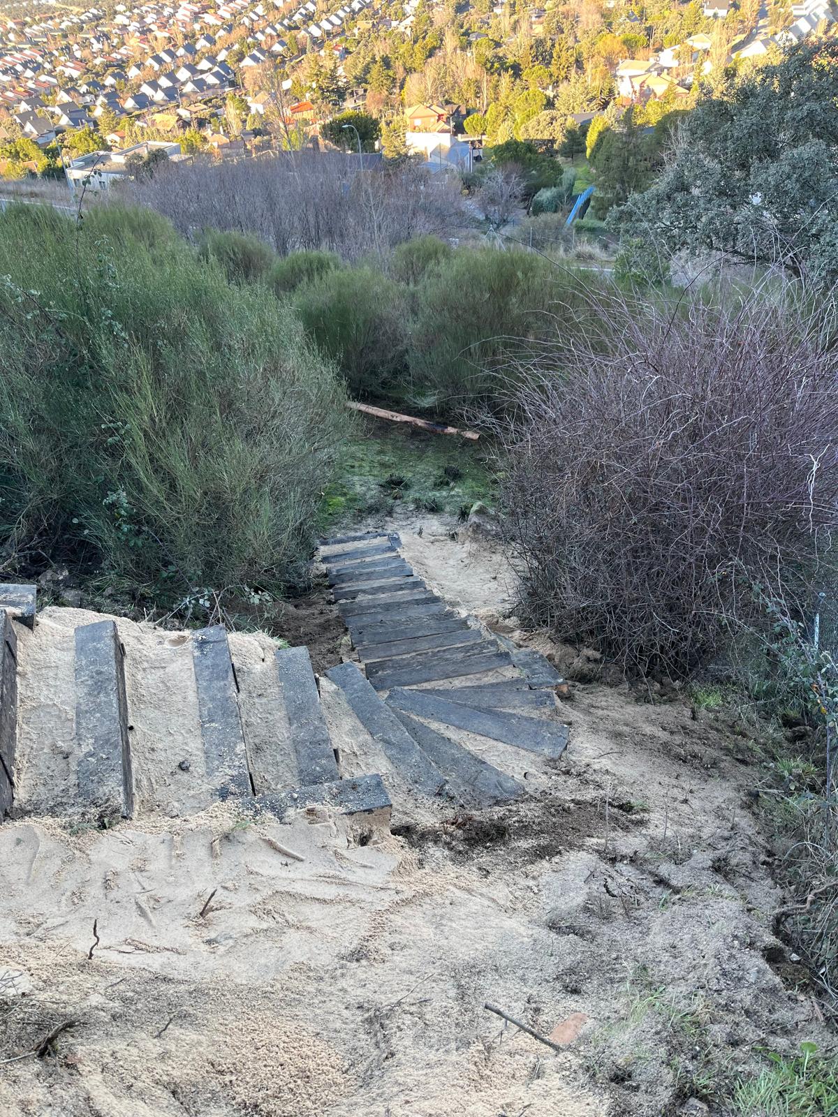 escaleras de jardín con traviesas de madera en terreno con desnivel
