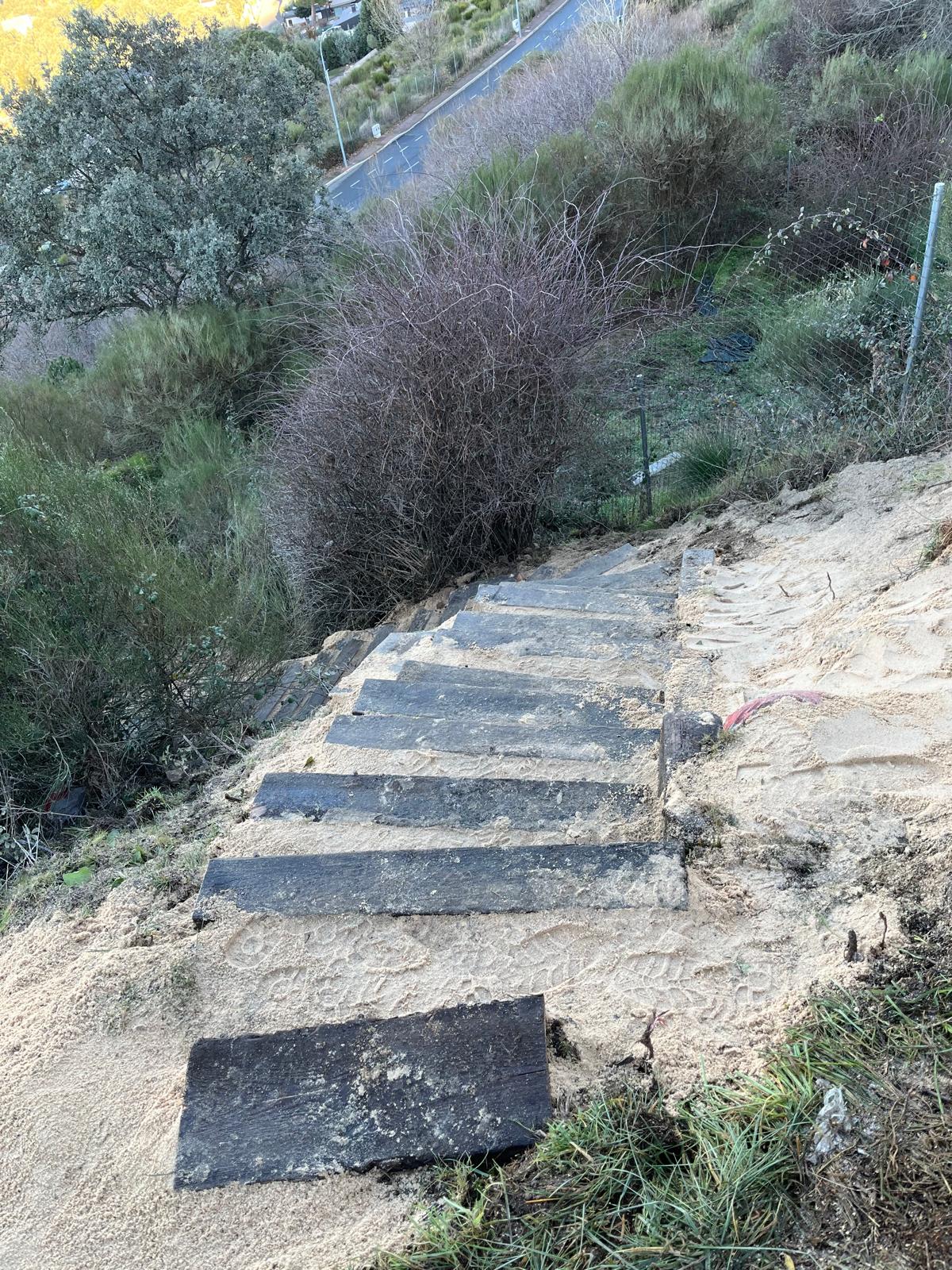 escaleras de jardín con traviesas de madera en terreno con desnivel