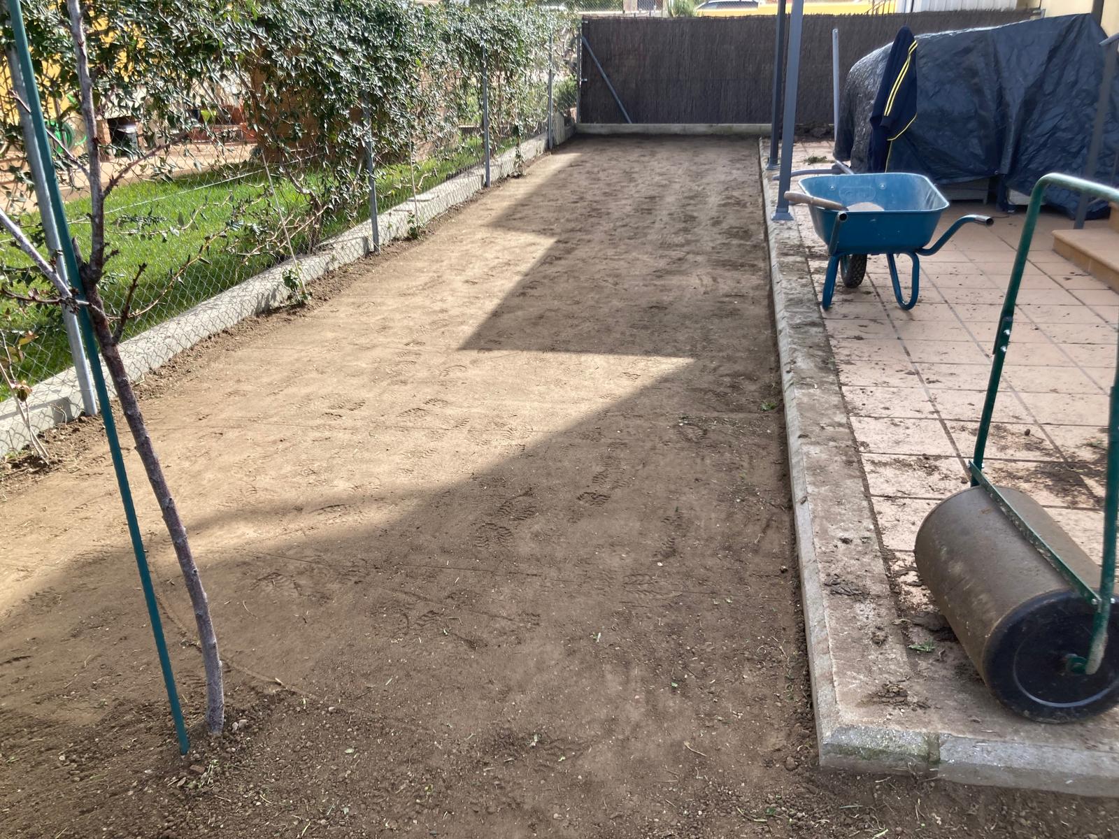 preparación del terreno para construcción de jardín en entorno rural